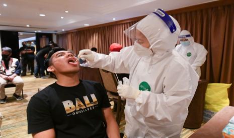 Para pebulu tangkis yang akkan bertanding di Indonesia Masters di Nusa Dua, Bali, menjalani tes swab rutin.