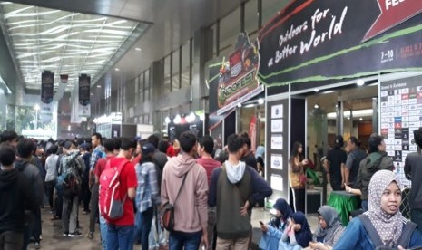 Para pencinta kegiatan alam memadati pameran Indofest di Hall B Jakarta Convention Center, Senayan, Jakarta, Kamis (7/3). 