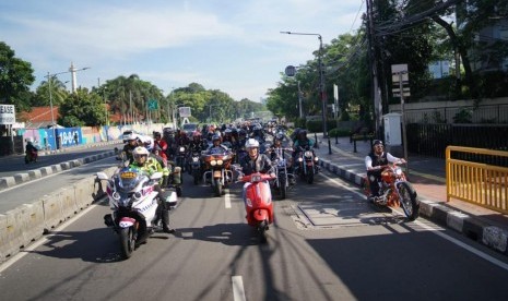  Para pecinta olahraga otomotif roda dua mengampanyekan keamanan berkendara di Jakarta, Ahad (14/4).