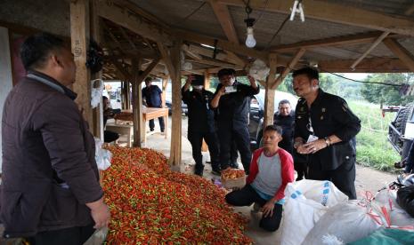 Para pedagang di sejumlah pasar mulai hari ini serentak menjual cabai dengan harga Rata-rata Rp 80 ribu perkilogram.