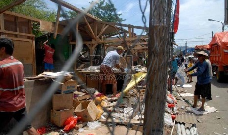  Para pedagang membongkar kios semi permanen milik mereka di Pasar Pintu Air Petamburan, Jakarta Pusat, Rabu (4/12). (Republika/Rakhmawaty La'lang)