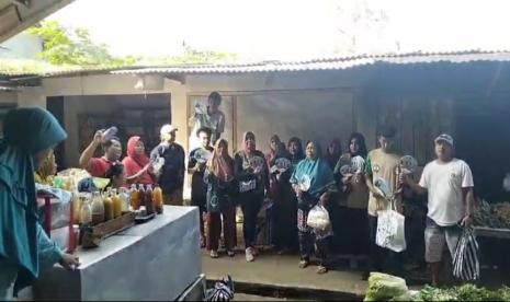 Para pedagang Pasar Jambangan, Kabupaten Karanganyar, Jawa Tengah mendukung Sudaryono pada Pilgub Jateng.