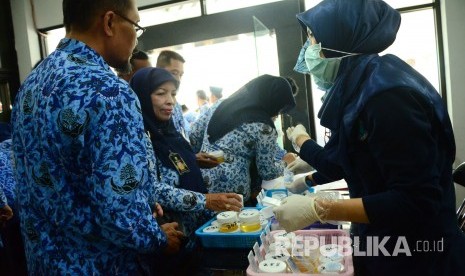 Para pegawai Dinas Pendidikan Kota Bandung antre mengikuti tes urine yang digelar Badan Narkotika Nasional (BNN) Kota Bandung, Rabu (29/11).