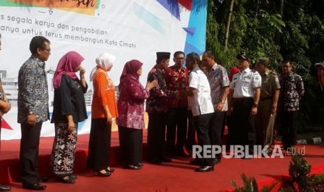 Para pegawai negeri sipil di Lingkungan Pemerintah Kota Cimahi memberikan ucapan selamat perpisahan kepada Plt Walikota Cimahi, Sudiarto yang akan habis masa jabatan periode 2012-2017 di halaman Pemkot Cimahi, Jumat (20/10).