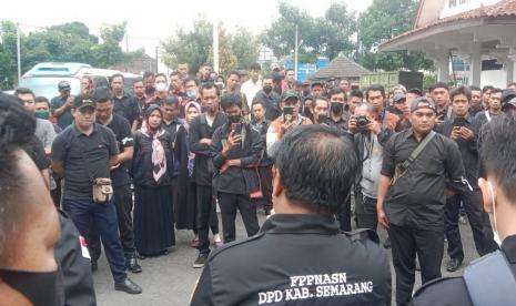 Para pegawai non ASN yang tergabung dalam DPD Forum Pegawai Pemerintah Non ASN (FPPNASN) Kabupaten Semarang, mendengarkan penjelasan hasil rapat dengar pendapat dengan Komisi A DPRD Kabupaten Semarang, di halaman gedung DPRD Kabupaten Semarang, di Ungaran, Senin (17/10).