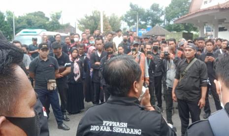 Para pegawai non ASN yang tergabung dalam DPD Forum Pegawai Pemerintah Non ASN (FPPNASN) Kabupaten Semarang, mendengarkan penjelasan hasil rapat dengar pendapat dengan Komisi A DPRD Kabupaten Semarang, di halaman gedung DPRD Kabupaten Semarang, di Ungaran, Senin (17/10).