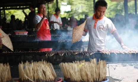 Para pegawai warung sate membakar sate maranggi di daerah Cibungur, Kabupaten Purwakarta, belum lama ini. Sate maranggi saat ini sedang dipersiapkan go internasional. (Republika/Edi Yusuf)