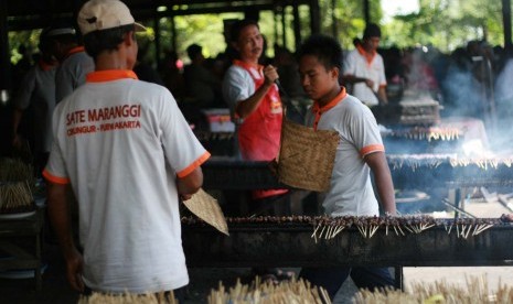 Para pegawai warung sate membakar sate maranggi di daerah Cibungur, Kabupaten Purwakarta, belum lama ini. Sate maranggi saat ini sedang dipersiapkan go internasional. (Republika/Edi Yusuf)