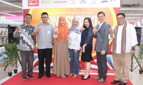 Para pegiat literasi berfoto bersama usai talk show menguatkan literasi di Lotte Mart Kuningan City, Jakarta, Senin (18/12).  