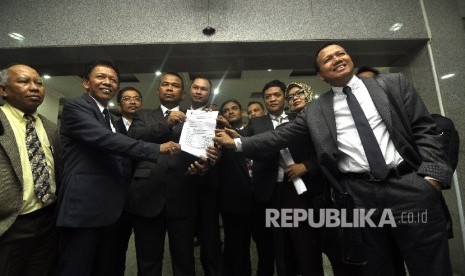  Para pejabat Advokat Cinta Tanah Air (ACTA) memperlihatkan pengajuan surat permohonan Uji Materiil Undang-Undang Pemilu 2017 terhadap UUD 1945 ke Mahkamah Konstitusi (MK), Jakarta Pusat, Senin (24/7). 