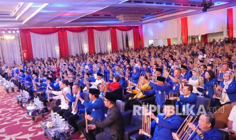 Para pengurus dan kader Partai Amanat Nasional (PAN) memainkan angklung simbol kekompakan pada pembukaan Rapat Kerja Nasional III PAN, di Kota Bandung, Senin (21/8).