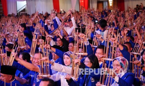 Para pejabat dan kader Partai Amanat Nasional (PAN) memainkan angklung simbol kekompakan pada pembukaan Rapat Kerja Nasional III PAN, di Kota Bandung, Senin (21/8).