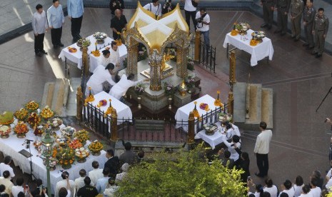 Para pejabat Thailand dan diplomat berkumpul di Kuil Erawan di Rajprasong persimpangan, adegan pengeboman Senin, di Bangkok, Thailand, Jumat 21 Agustus 2015.