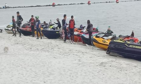 Para pejetski bersiap beraksi di Gubernur Jakarta Cup di Ancol, Ahad (21/8/2022).