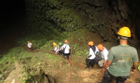 Para pejuang Biodiversity Warriors saat menyusuri Gua Jomblang, Desa Semanu, Gunung Kidul, Yogyakarta, pada bulan Desember 2014.