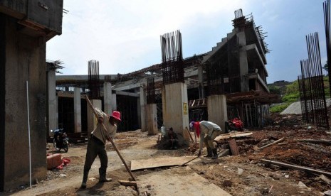  Para pekerja di proyek Pusat Pendidikan, Pelatihan dan Sekolah Olahraga Nasional di Bukit Hambalang, Bogor, Jawa Barat, Rabu (30/5). (Edwin Dwi Putranto/Republika)