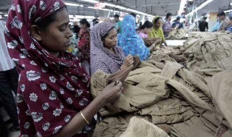 Para pekerja di sebuah pabrik garmen di Savar, Bangladesh 