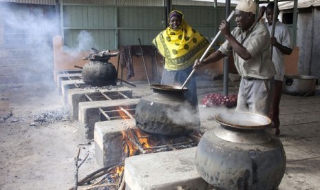 Para pekerja masjid di Nairobi Kenya mempersiapkan makanan untuk berbuka bagi kaum miskin dan Muslim di Masjid Noor