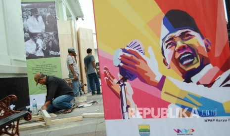 Para pekerja memasang gambar-gambar Presiden pertama RI Sukarno di Jl Sukarno, Kota Bandung. (Republika/Edi Yusuf)