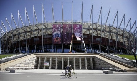 Para pekerja mendekorasi Stadion Nasional di Warsawa, Polandia, Selasa (22/5). 