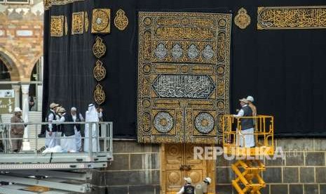 Para pekerja mengganti kiswah Ka'bah dan membersihkan Masjidil Haram di Makkah, Arab Saudi.