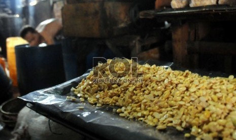  Para pekerja mengolah kedelai untuk dibuat menjadi tempe di Utan Panjang, Jakarta, Kamis (31/1). (Republika/Aditya Pradana Putra)