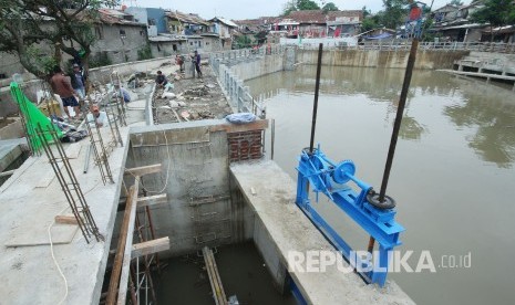 Para pekerja menyelesaikan fasilitias publik di pinggiran Kolam Retensi Sirnaraga, Kota Bandung, Selasa (13/11).