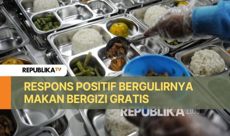 Para pekerja menyiapkan Makanan Bergizi Gratis (MBG) di Dapur Makan Bergizi Gratis Kebayunan, Tapos, Depok, Jawa Barat, Senin (6/1/2025). Sebanyak 190 titik Satuan Pelayanan Pemenuhan Gizi (SPPG) atau dapur mulai beroperasi hari ini, untuk memasok menu Program Makan Bergizi Gratis (MBG). Dapur Kebayunan yang menjadi salah satu mitra mandiri Badan Gizi Nasional (BGN) tersebut memiliki 5 dapur dalam satu lokasi dan mampu memproduksi 16.203  Makan Bergizi Gratis (MBG) setiap hari. Jumlah 16.203 MBG tersebut di distribusikan ke 39 sekolah dari PAUD hingga SLTA, juga ibu hamil dan menyusui di kecamatan Tapos dan Harjamukti, kota Depok. Pemerintah Republik Indonesia secara resmi memulai Program Makan Bergizi Gratis (MBG) pada Senin (6/1/2025) sebagai langkah strategis untuk meningkatkan kualitas hidup masyarakat melalui akses gizi yang lebih baik.