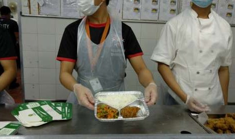 Para pekerja menyiapkan makanan penyambut jamaah haji Indonesia yang tiba di Bandara King Abdulaziz Jeddah, akhir pekan lalu. Sebanyak 7.000 hingga 9.000 paket makanan harus disiapkan setiap harinya untuk menuhi kebutuhan jamaah.