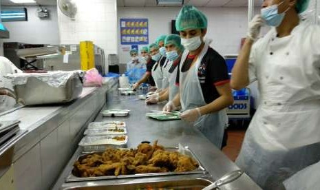 Payakumbuh Upayakan Jadi Penyedia Rendang Bekal Jamaah Haji. Para pekerja menyiapkan makanan penyambut jamaah haji Indonesia yang tiba di Bandara King Abdulaziz Jeddah.