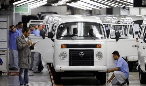  Para pekerja merakit mobil Volkswagen Kombi di pabrik VW di Sao  Bernardo do Campo, Brasil, Senin (9/12).   (Reuters /Paulo Whitaker)