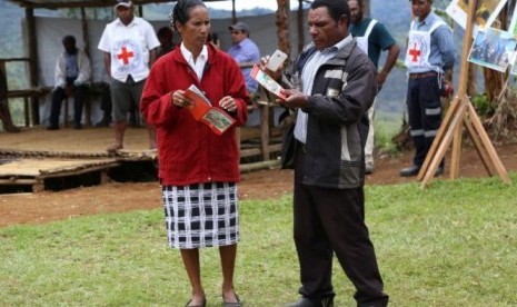 Para pekerja Palang Merah mendiskusikan prinsip kemanusiaan dalam sesi edukasi tentang kekerasan susu di dataran tinggi Papua Nugini.