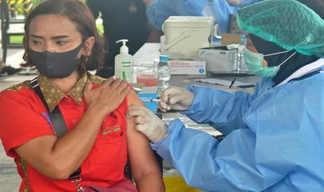 Para pekerja sector pariwisata di Kabupaten Semarang melaksanakan vaksinasi dalam program faksinasi massal bertajuk ‘Vaccine on The Sky’, yang dilaksanakan kerjasama PTPN IX, Dyandra Banaran Nusantara, BPC PHRI Kabupaten Semarang serta Kodam IV/Diponegoro, di Banaran Sky View, Kampoeng Kopi Banaran (Kakoba), Kamis (22/7).