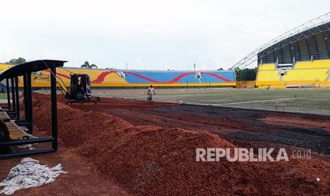 Para pekerja sedang menyelesaikan renovasi stadion Gelora Sriwijaya di komplek Jakabaring Sport City (JSC) tempat pelaksanaan cabang olahraga sepakbola pada Asian Games XVIII – 2018. Renovasi dilakukan terhadap tribun, lapangan dan lintasan. 