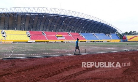 Para pekerja sedang menyelesaikan renovasi stadion Gelora Sriwijaya di komplek Jakabaring Sport City (JSC) tempat pelaksanaan cabang olahraga sepakbola pada Asian Games XVIII – 2018. Renovasi dilakukan terhadap tribun, lapangan dan lintasan. 