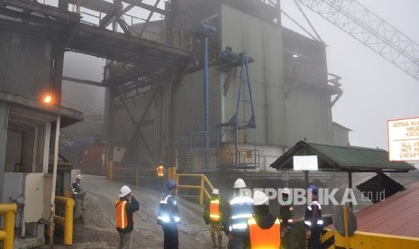 Para pekerja tambang dari Tembagapura menuju Grasberg harus diangkut menggunakan //tram// yang memiliki kapasitas sekali jalan mengangkut 80 orang. 