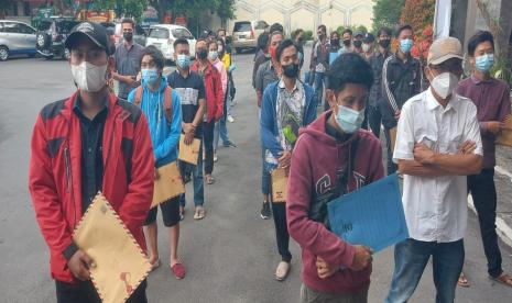 Para pekerja tempat hiburan di Kabupaten Semarang mendatangi kantor Bupati Semarang sambal membawa amplop dan berbagai persyaratan pendaftaran CPNS, Kamis (19/8). Aksi ini mereka lakukan sebagai bentuk protes setelah tiga bulan bulan tidak mendapatkan penghasilan akibat pembatasan mobilitas masyarakat.