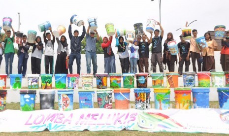 Para pelajar di Kota Sukabumi mengecat tong atau tempat sampah di Taman Cikondang, Kecamatan Citamiang, Kota Sukabumi, Ahad (26/3). Puluhan pelajar tersebut bebas menggambar di media tong sampah agar terlihat indah dan cantik.