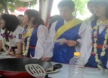 Para pelajar Korea Selatan mengunjungi sebuah sekolah di Surabaya. Kehadiran mereka dalam kegiatan pertukaran pelajar selama seminggu untuk saling mengenal budaya