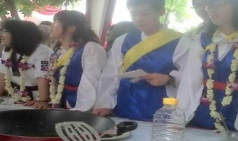 Para pelajar Korea Selatan mengunjungi sebuah sekolah di Surabaya. Kehadiran mereka dalam kegiatan pertukaran pelajar selama seminggu untuk saling mengenal budaya