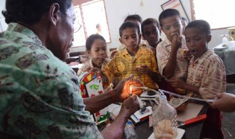 Para pelajar memperhatikan alat peraga menggambarkan proses merokok yang merusak paru-paru di SD YPK 14 Maranatha, Manokwari, Papua Barat, Rabu (20/11).  (Republika/Edi Yusuf)