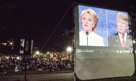 Para pelajar menonton bersama debat presiden terakhir AS antara Hillary Clinton dan Donald Trump di Western Kentucky University di Bowling Green, Kentucky, 19 Oktober 2016.