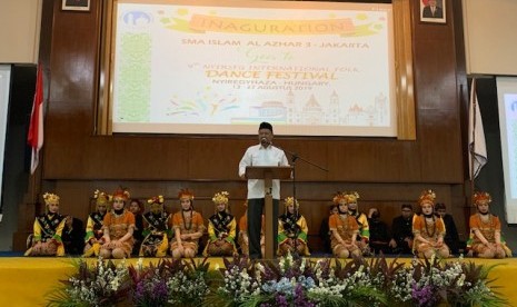  Para pelajar SMA Islam Al Azhar 3 Jakarta mewakili Indonesia di Festival Budaya Hungaria.