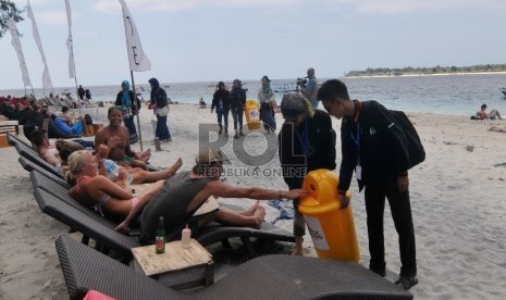 Para pelajar yang mengikuti kegiatan Winner Camp Letter Writing Competition kerjasama PT Pos dengan Republika melakukan kegiatan bersih pantai di Gili Trawangan, Sabtu (8/8).Republika/Edwin Dwi Putranto