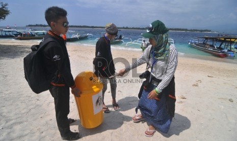 Para pelajar yang mengikuti kegiatan Winner Camp Letter Writing Competition kerjasama PT Pos dengan Republika melakukan kegiatan bersih pantai di Gili Trawangan, Sabtu (8/8).Republika/Edwin Dwi Putranto