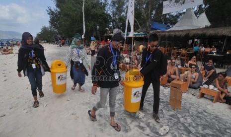 Para pelajar yang mengikuti kegiatan Winner Camp Letter Writing Competition kerjasama PT Pos dengan Republika melakukan kegiatan bersih pantai di Gili Trawangan, Sabtu (8/8).Republika/Edwin Dwi Putranto