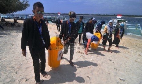 Para pelajar yang mengikuti kegiatan Winner Camp Letter Writing Competition kerjasama PT Pos dengan Republika melakukan kegiatan bersih pantai di Gili Trawangan, Sabtu (8/8).Republika/Edwin Dwi Putranto