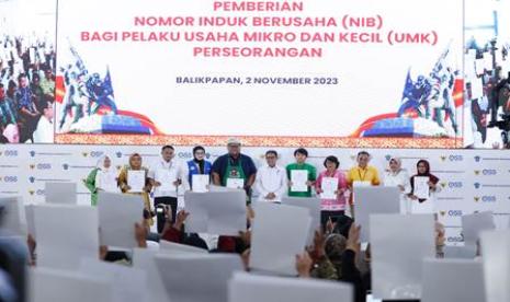 Para pelaku UMKM di Balikpapan, Kalimantan Timur, berfoto bersama seusai menerima Nomor Induk Berusaha (NIB) perorangan di Graha Dhomber, Balikpapan, Kamis (2/11/2023). 