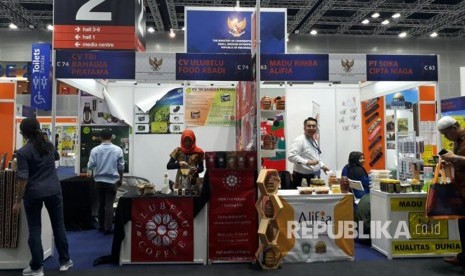 Para Pelaku usaha Menengah Kecil (UKM) dari Indonesia berpartisipasi dalam pameran Internasional MIHAS 2017, di Kuala Lumpur, Jumat, (7/4).