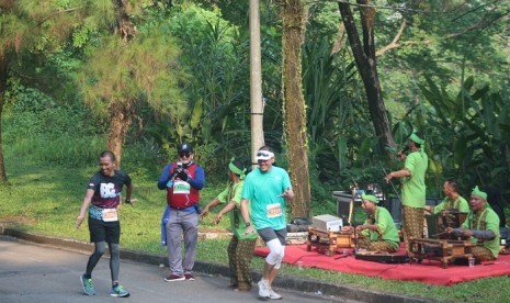 Para pelari dihibur oleh kesenian tradisional khas Sunda di area race central, Highland Marathon 2019.